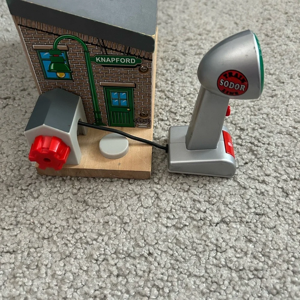 2007 Thomas the Train Knapford Station with Microphone and Light up Sounds - Picture 6 of 12